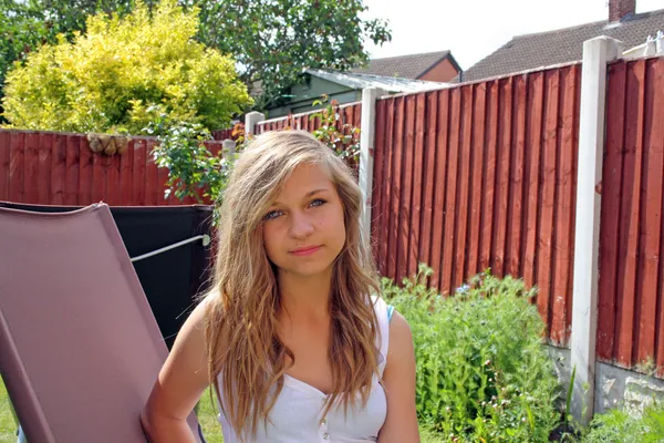 Gyönyörű tizenéves lány a kertben — Stock Fotó