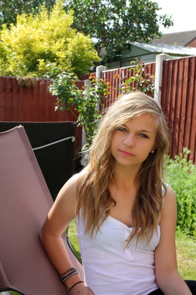 Menina adolescente bonita no jardim — Fotografia de Stock