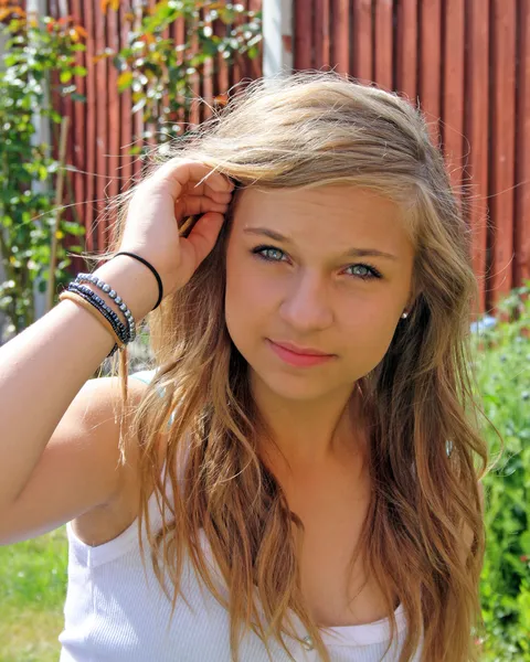 Krásná dospívající dívka v zahradě — Stock fotografie