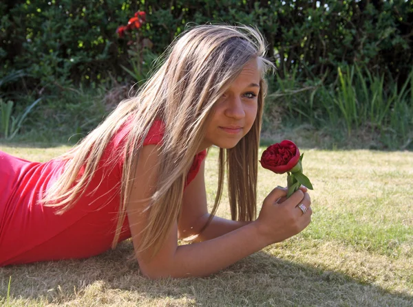 Adolescente chica con flor roja — Foto de Stock