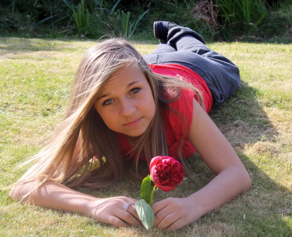 Tizenéves lány játszik a virág — Stock Fotó