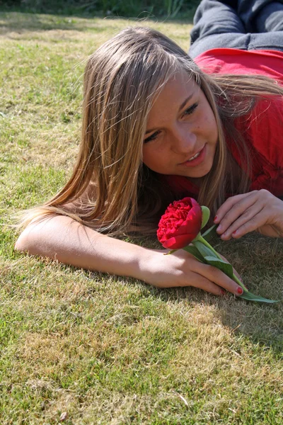 Teenager-Mädchen spielt mit Blume — Stockfoto