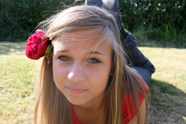 Adolescente chica con flor en el pelo — Foto de Stock