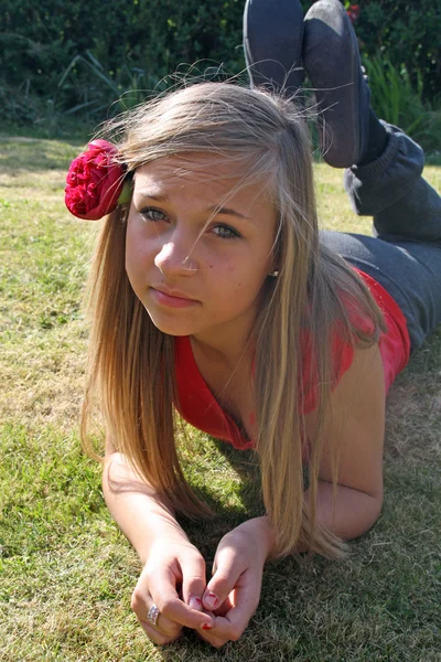 Adolescente con flor en el pelotienermeisje met bloem in haar — Stockfoto