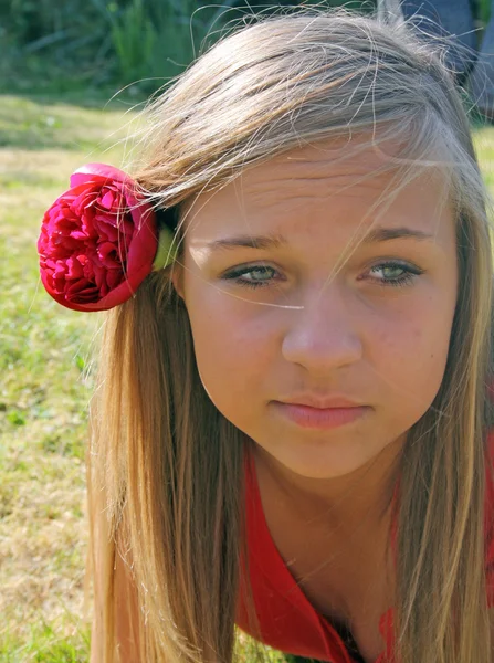 Девочка-подросток с цветами в волосах — стоковое фото