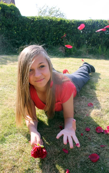 10 代の少女の花と遊ぶ — ストック写真