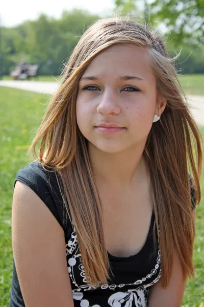 Piękna nastolatka w ogrodzie — Zdjęcie stockowe