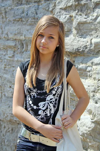 Chica cerca de castillo pared — Foto de Stock