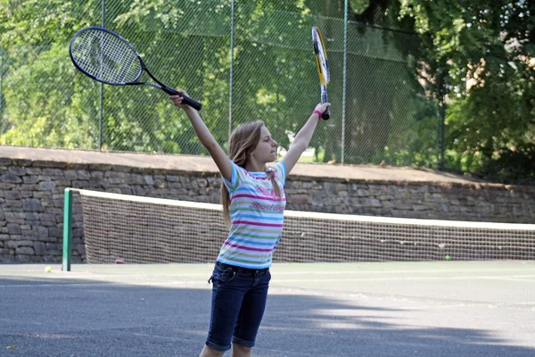 Adolescente chica jugando tenis —  Fotos de Stock