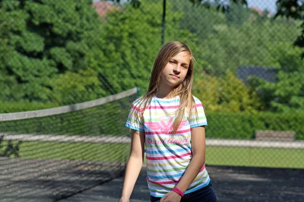 Adolescent fille jouer tennis — Photo