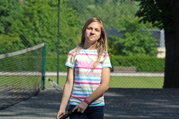 Adolescent fille jouer tennis — Photo