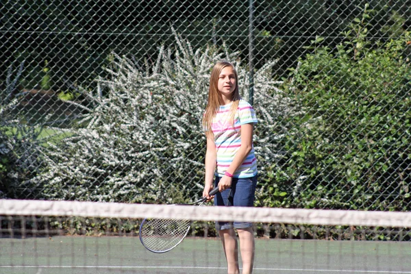 Tonårig flicka spela tennis — Stockfoto