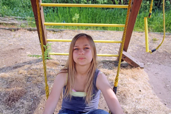 Ragazza adolescente sul parco giochi — Foto Stock