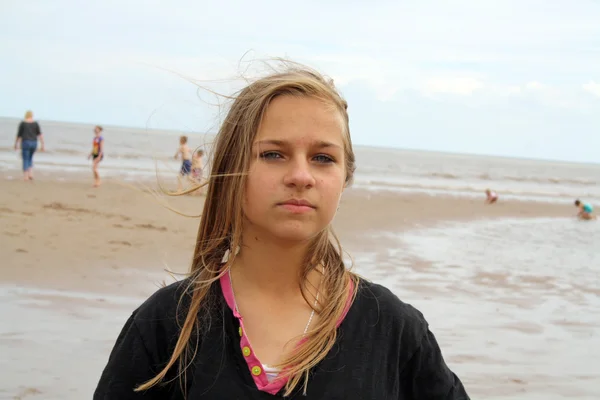 Młoda dziewczyna na plaży — Zdjęcie stockowe
