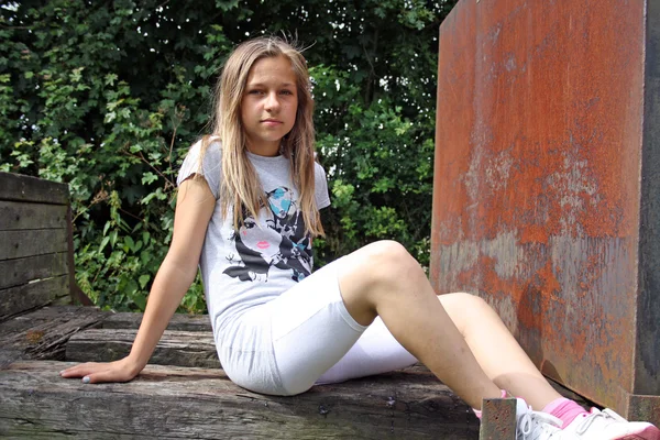 Девочка-подросток на детской площадке — стоковое фото