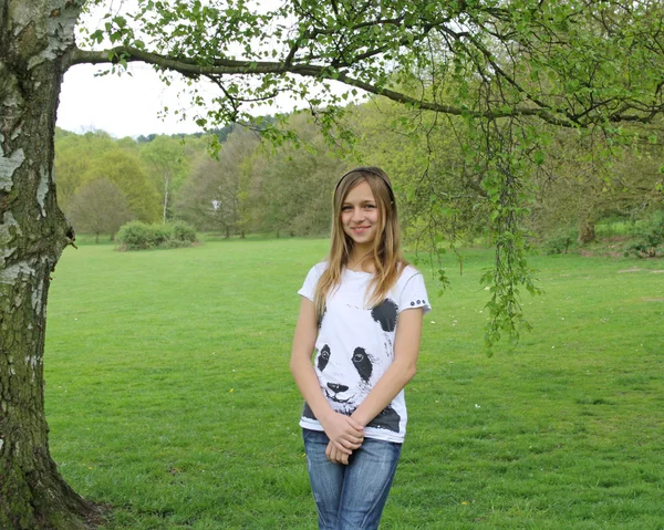 年轻的女孩站在一个公园 — 图库照片