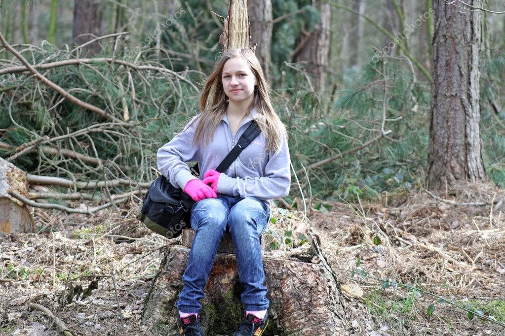 Junges Mädchen Im Wald — Stockfoto © Lizapixels2 6736451 