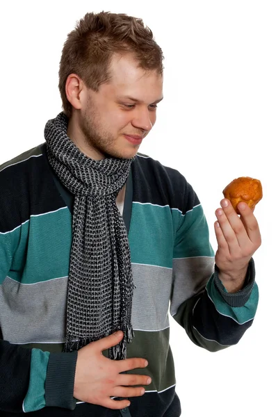 A young man keeps Tasty Cupcake — Stock Photo, Image