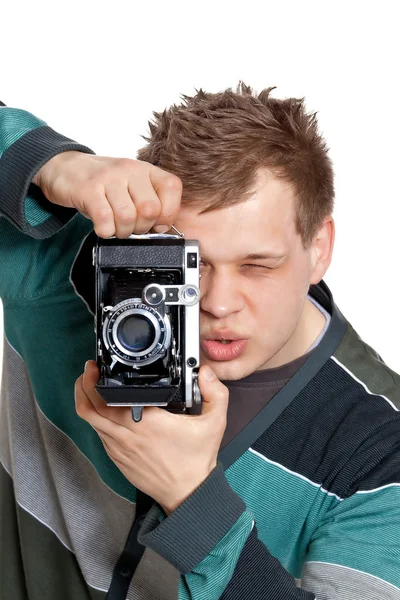 Ein junger Mann mit einer antiken Kamera — Stockfoto