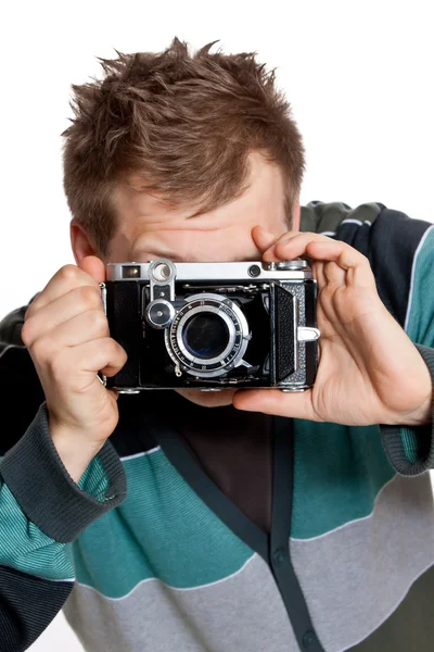 Un jeune homme avec une caméra antique — Photo