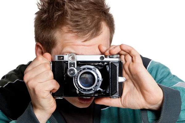 Молодой человек с антикварной камерой — стоковое фото