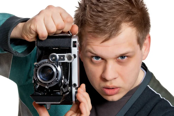 Ein junger Mann mit einer antiken Kamera — Stockfoto