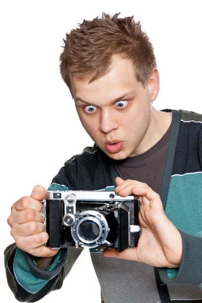 Egy fiatal ember, egy antik fényképezőgép — Stock Fotó