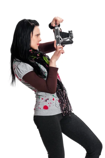 Брюнетка с антикварной камерой — стоковое фото