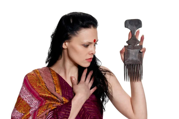 Morena peinando cabello — Foto de Stock