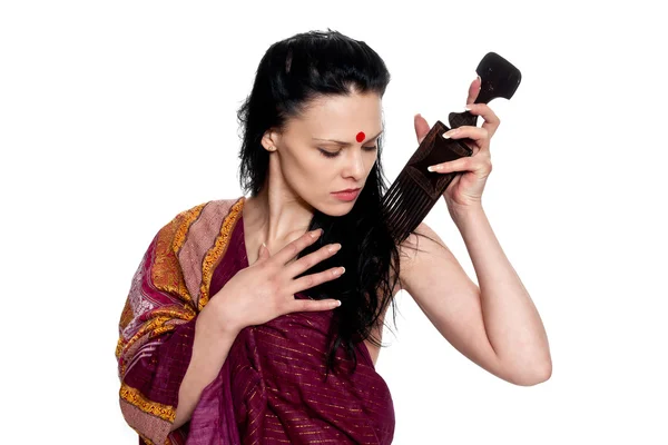 Morena pentear o cabelo — Fotografia de Stock