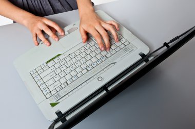 Kadınların elleri yakın çekim dizüstü klavye