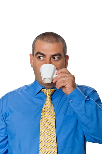 Kahve içme mavi tişörtlü adam — Stok fotoğraf