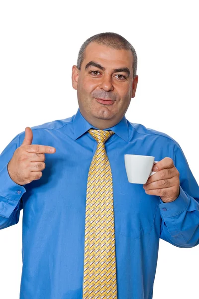 Мужчина в синей рубашке пьет кофе — стоковое фото