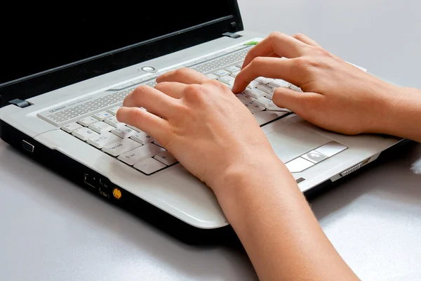Women's hands close-up on the laptop keyboard — Stock Photo, Image