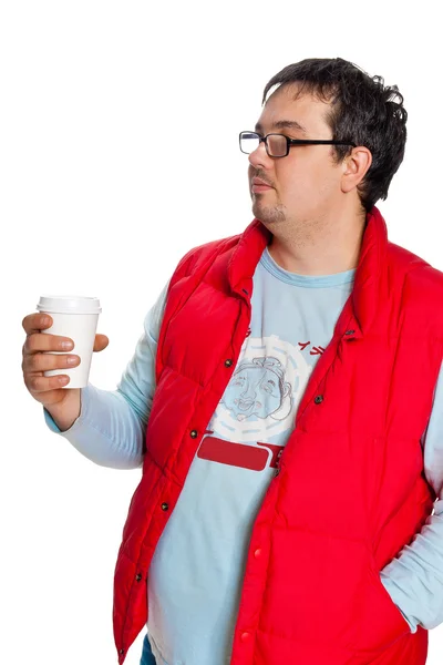 Мужчина пьет из одноразовой чаши — стоковое фото