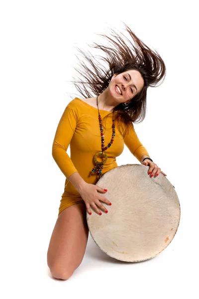 Dívka s etnickými tamburína — Stock fotografie