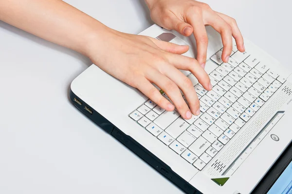 Les mains des femmes en gros plan sur le clavier de l'ordinateur portable — Photo
