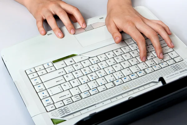 Kadınların elleri yakın çekim dizüstü klavye — Stok fotoğraf