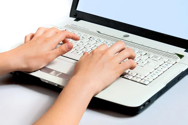 Les mains des femmes en gros plan sur le clavier de l'ordinateur portable — Photo