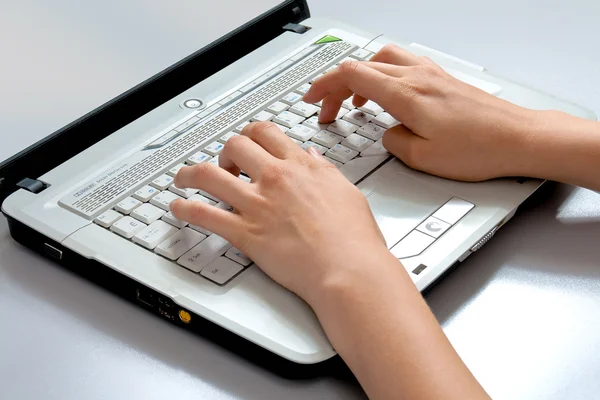 Women's hands close-up on the laptop keyboard — Stock Photo, Image