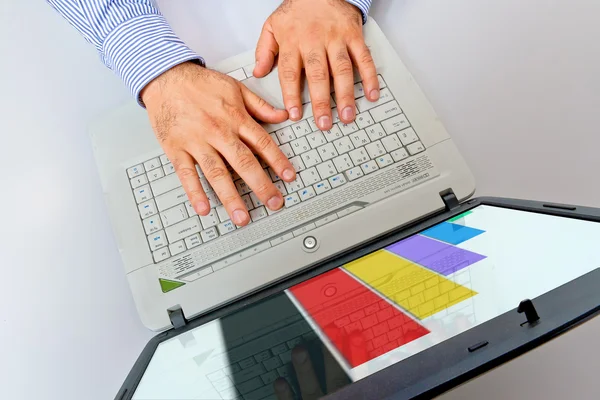 Laptop klavye büyük erkekler ellerde — Stok fotoğraf