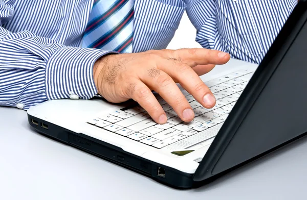 Les mains des hommes sur le clavier d'ordinateur portable grand — Photo