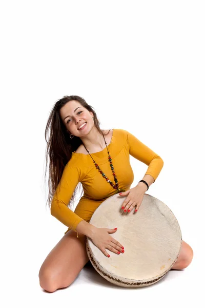 Het meisje met de etnische tamboerijn Stockfoto