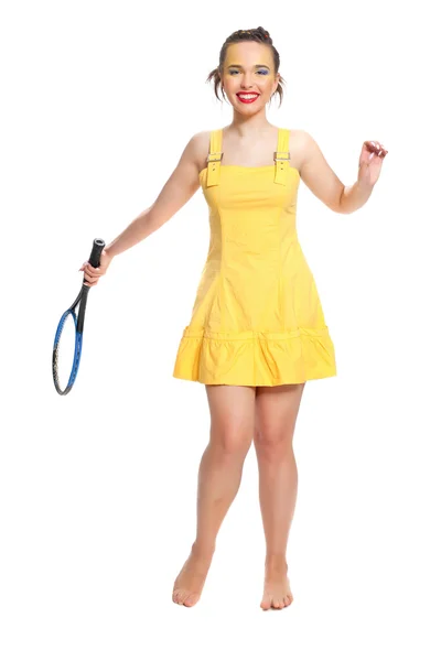 Flicka i gul med en tennisracket — Stockfoto