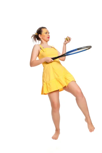 Flicka i gul med en tennisracket — Stockfoto