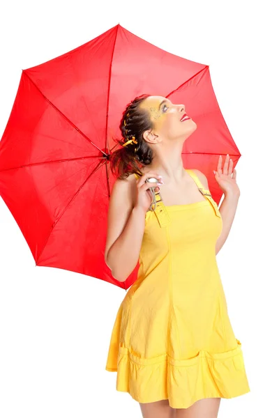 Το κορίτσι με κίτρινο χρώμα με μια κόκκινη ομπρέλα — Φωτογραφία Αρχείου