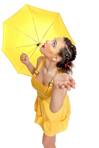 Дівчина в жовтій і жовтій парасольки — стокове фото