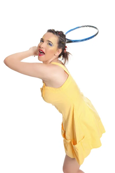 Meisje in geel met een tennisracket — Stockfoto