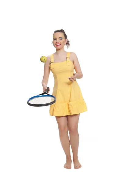 Menina em amarelo com uma raquete de tênis — Fotografia de Stock