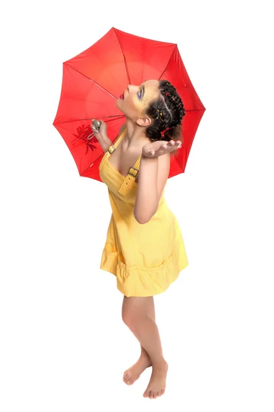 Девушка в желтом с красным зонтиком — стоковое фото